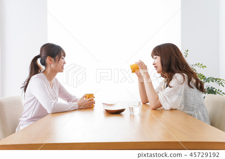 兩個年輕人有一個女孩協會 兩個年輕人有一個女孩協會 45729192