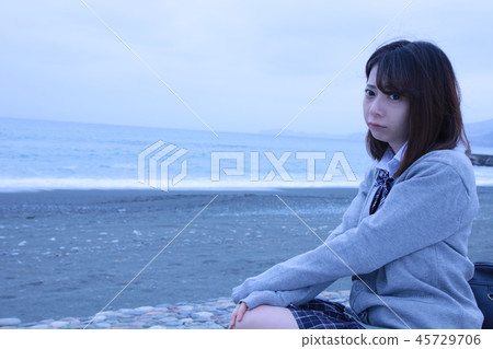 在海灘上的學校女孩 45729706