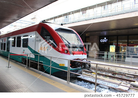 火車的萊昂納多快車在羅馬,意大利 火車的萊昂納多快車在羅馬,意大利 45729777