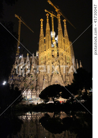 巴塞羅那Sacreda Familia的夜景照亮了高迪建築 巴塞羅那Sacreda Familia的夜景照亮了高迪建築 45730047