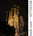 巴塞羅那Sacreda Familia的夜景照亮：Antonio Gaudi 45730106
