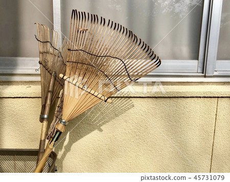 Bamboo broom 45731079