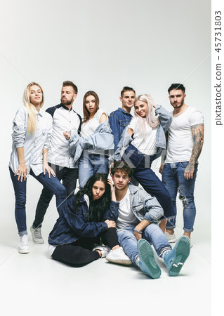 Group of smiling friends in fashionable jeans 45731803