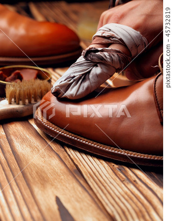 Shoes master polishing shoes with cloth bull shoes Shoes master polishing shoes with cloth bull shoes 45732819