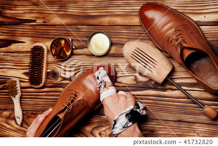 Shoes master polishing shoes with cloth bull shoes Shoes master polishing shoes with cloth bull shoes 45732820