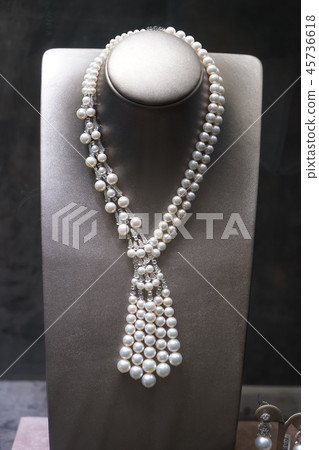 Necklace is a jewelry of women. 45736618