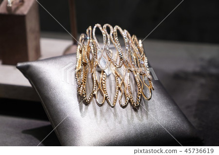 Necklace is a jewelry of women. 45736619