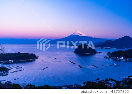 [Shizuoka Prefecture] Uchiura Bay and Mt. Fuji at dawn 45737803