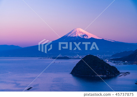 [Shizuoka] Uchiura Bay and Mt. Fuji in the early morning 45737875