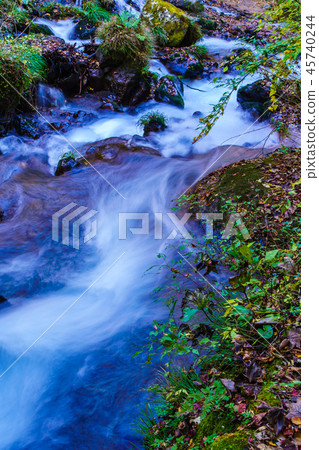 男人iku Meisui [大分縣由布市]的瀑布的秋天葉子 45740244