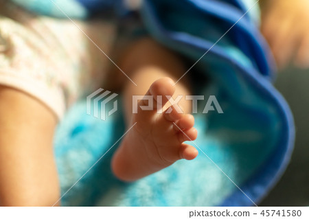 baby, infant, feet 45741580
