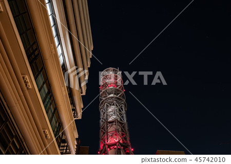 夜間無線電塔,相鄰的摩天大樓 夜間無線電塔,相鄰的摩天大樓 45742010