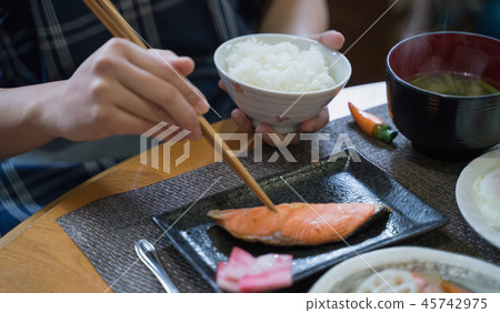 吃早餐的日本婦女的手 吃早餐的日本婦女的手 45742975