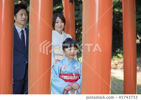 Seventy-three images Girls kimono shrine 45743733