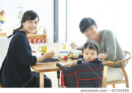 看照相機的家庭育兒膳食 看照相機的家庭育兒膳食 45744398