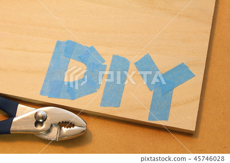 “DIY”寫在木板上用膠帶和工具。 45746028