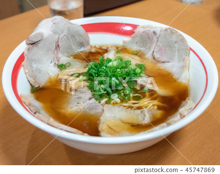 特寫鏡頭下的尾道拉麵，這是廣島縣尾道市的特色美食，以豬背油和醬油為特色。 45747869