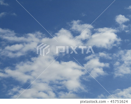 在藍天的白色雲彩在Inage海岸 在藍天的白色雲彩在Inage海岸 45751624