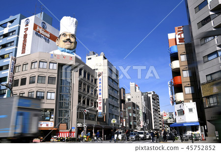 日本的東京都市風景從Kikuyabashi交叉點,看看Kappabashi工具街 日本的東京都市風景從Kikuyabashi交叉點,看看Kappabashi工具街 45752852