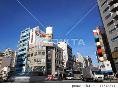 日本的東京都市風景從Kikuyabashi交叉點,看看Kappabashi工具街 日本的東京都市風景從Kikuyabashi交叉點,看看Kappabashi工具街 45752854