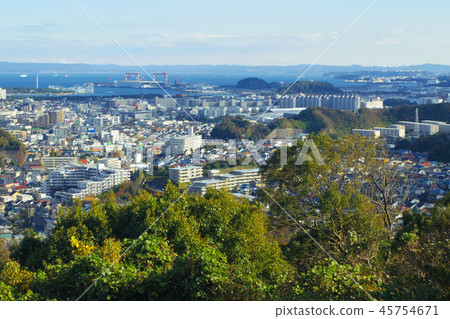 橫濱市金澤區的城市景觀,可以看到八幡島和東京灣 橫濱市金澤區的城市景觀,可以看到八幡島和東京灣 45754671