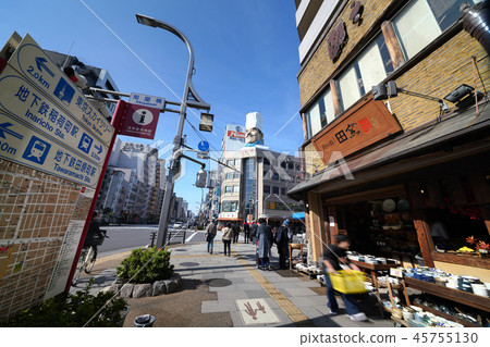 日本東京都市風景“Kikuya橋”交叉口Kappa橋和工具街等。 45755130