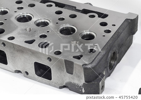 As machined head cylinder from iron casting ; 45755420