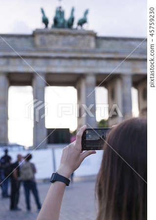 Hands holding phone mobile and takes pictures of Brandenburg Gat Hands holding phone mobile and takes pictures of Brandenburg Gat 45759230