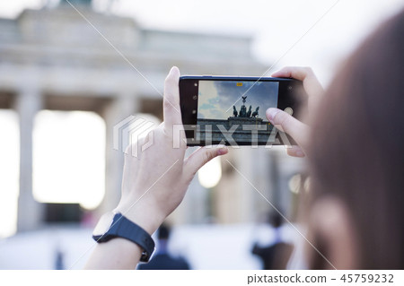 Hands holding phone mobile and takes pictures of Brandenburg Gat Hands holding phone mobile and takes pictures of Brandenburg Gat 45759232