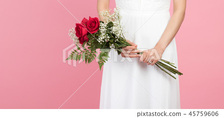 一件白色禮服的婦女有玫瑰花束的:紅色玫瑰花束和女孩 一件白色禮服的婦女有玫瑰花束的:紅色玫瑰花束和女孩 45759606