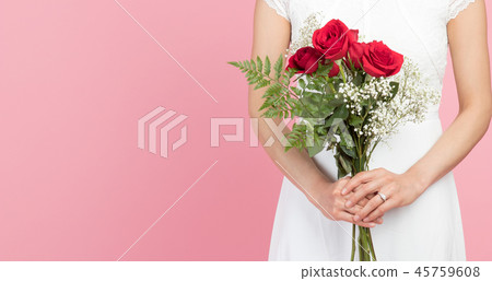 一件白色禮服的婦女有玫瑰花束的:紅色玫瑰花束和女孩 一件白色禮服的婦女有玫瑰花束的:紅色玫瑰花束和女孩 45759608