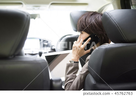 在一輛車工作的女人 45762763