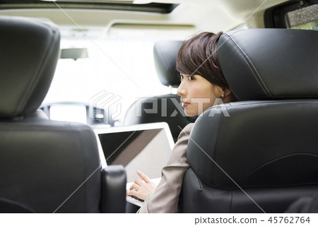 在一輛車工作的女人 在一輛車工作的女人 45762764