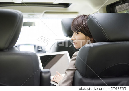 在一輛車工作的女人 在一輛車工作的女人 45762765