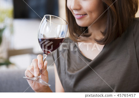 少婦酒婦女酒精紅葡萄酒酒 45765457