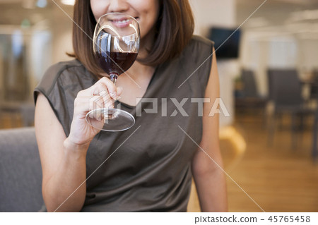 少婦酒婦女酒精紅葡萄酒酒 45765458