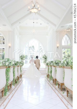 在一個白色的教堂的婚禮 45766214