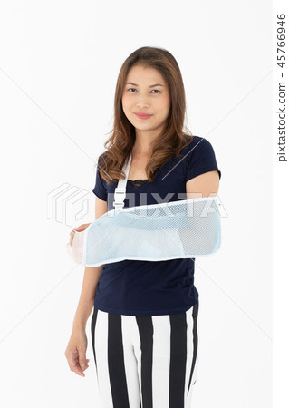 Broken arm woman isolated. 45766946