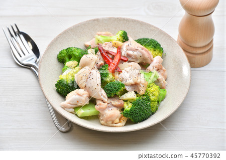 攪拌雞肉和西蘭花橄欖油和大蒜+胡椒。雞和西蘭花的Ario Orio。 攪拌雞肉和西蘭花橄欖油和大蒜+胡椒。雞和西蘭花的Ario Orio。 45770392