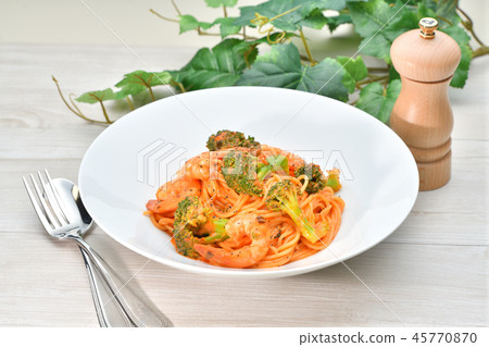 意大利麵食，番茄奶油意麵配蝦和西蘭花，意大利面。 45770870
