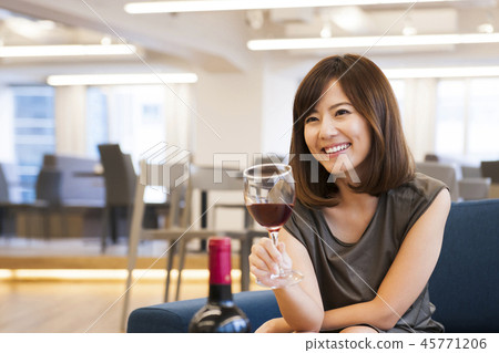 少婦婦女酒抗衰老紅葡萄酒 45771206