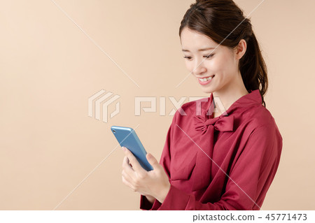 使用智慧型手機的女人 使用智慧型手機的女人 45771473