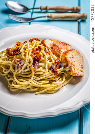 Italian spaghetti with chicken and sundried tomato 45772838
