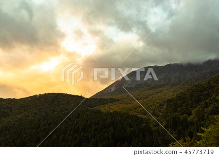 就在秋葉之前，大觀在早上（2018年10月） 45773719