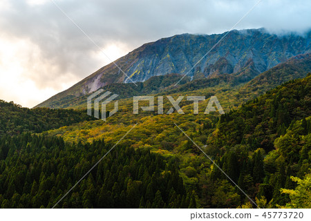Just before autumn leaves, Daisen in the morning (October 2018) 45773720