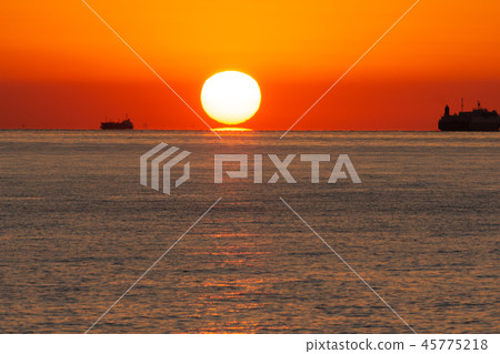 Daruma sunset 45775218
