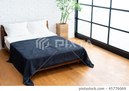 The bedroom  45776069