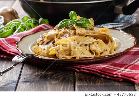 Pappardelle pasta with prosciutto 45776658