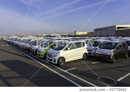 等待裝運的日產日 等待裝運的日產日 45778662