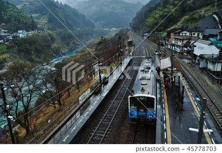 多哈線普通列車(Kiha 54)在Daihokanger站停靠 多哈線普通列車(Kiha 54)在Daihokanger站停靠 45778703